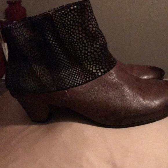 Booths - Picture 4 of 5